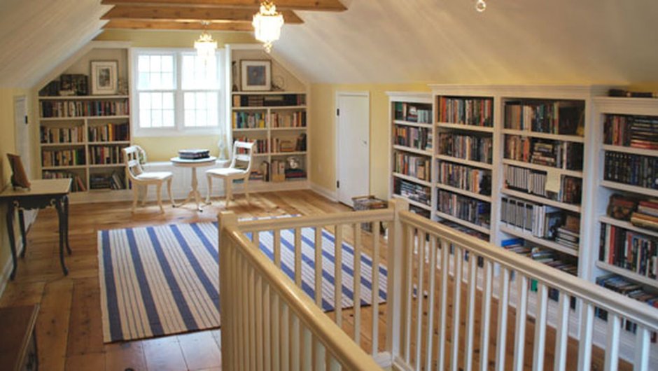 Книжные стеллажи в мансарде