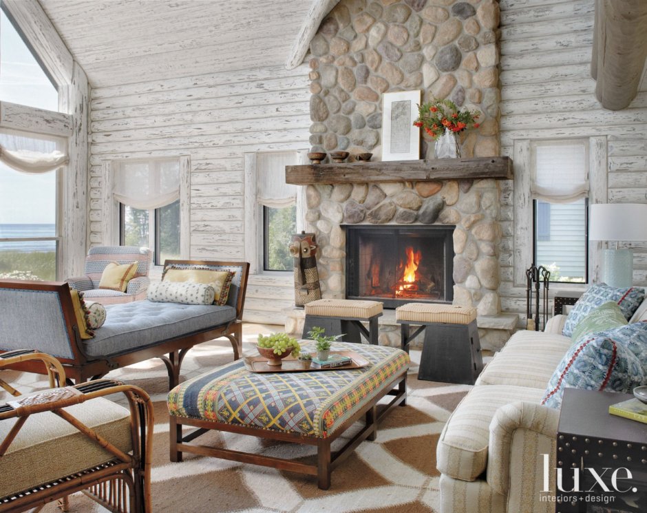 Уютная гостиная с камином в загородном доме