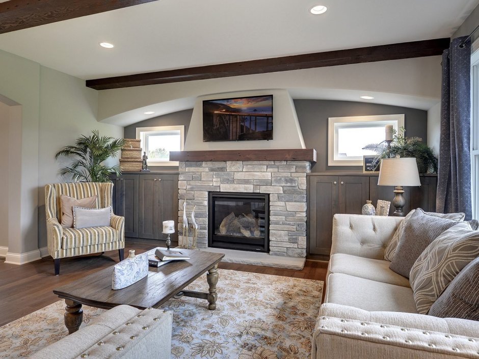 Гостиная с камином в частном доме