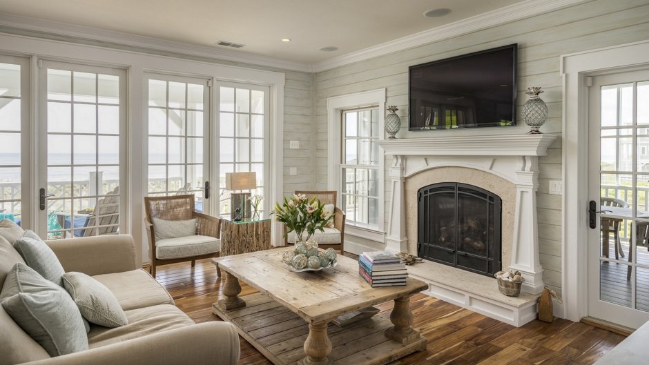 Гостиная с большими окнами и камином