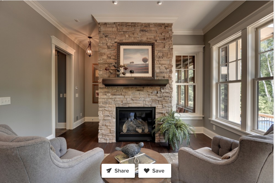 Кирпич красивый в интерьере гостиной с камином