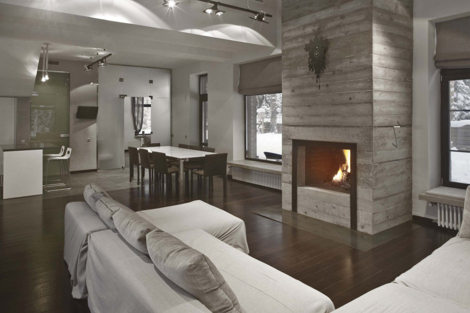 Кухня-гостиная в загородном доме с камином