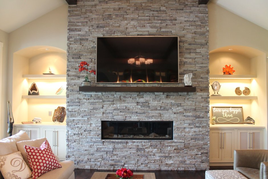 Декоративный камень в интерьере с камином