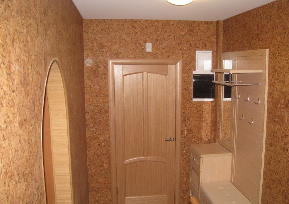 Отделка прихожей пробковыми панелями