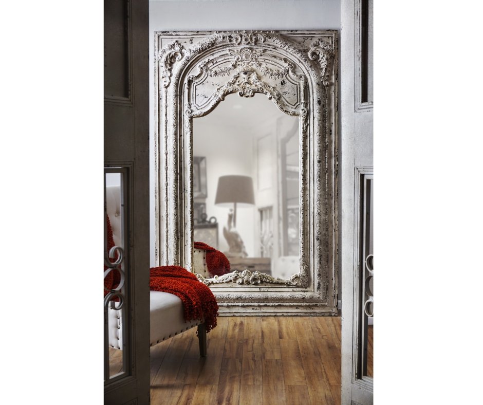 Старинное зеркало в интерьере