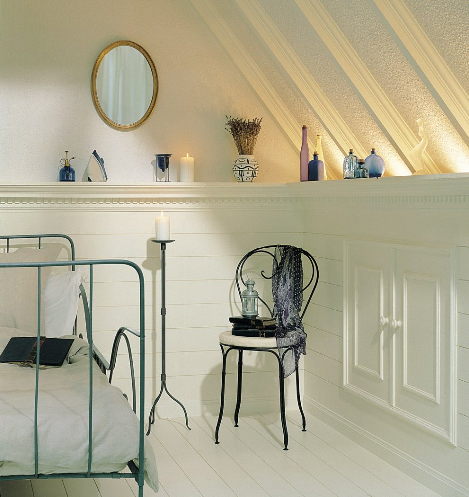 Молдинги в интерьере мансардных комнат