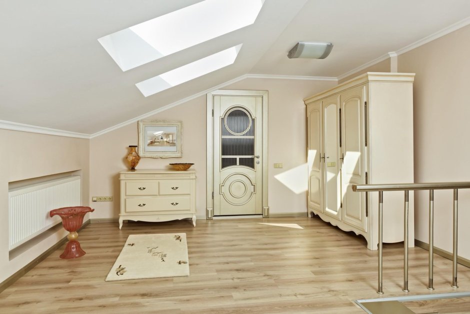 Плинтус в мансардной комнате