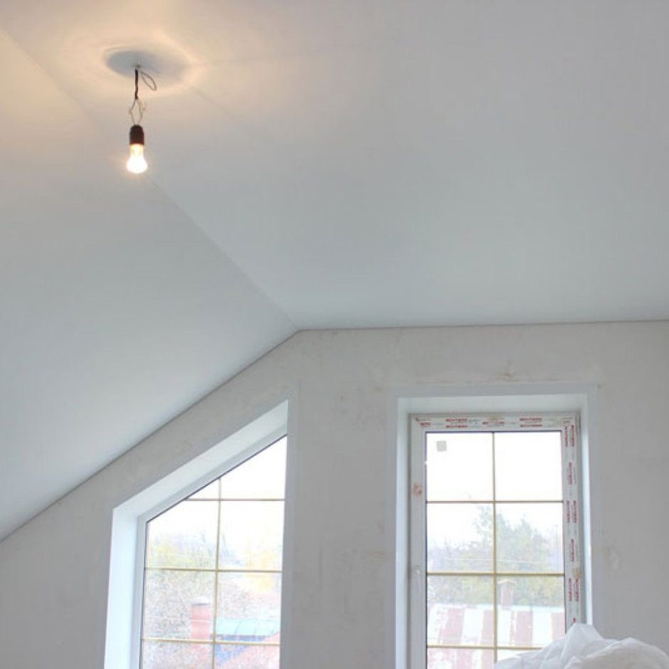 Натяжной потолок на мансарде