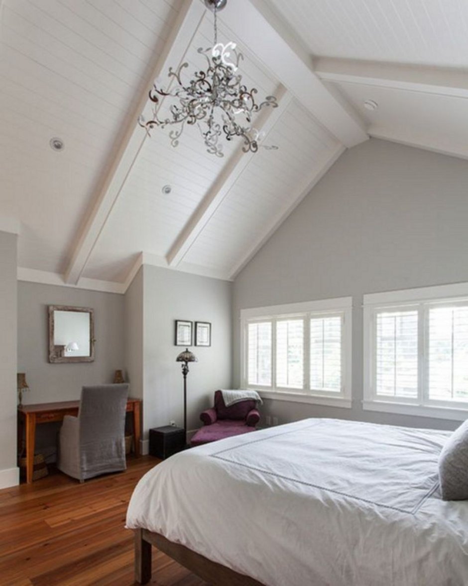 Люстра на мансардном потолке