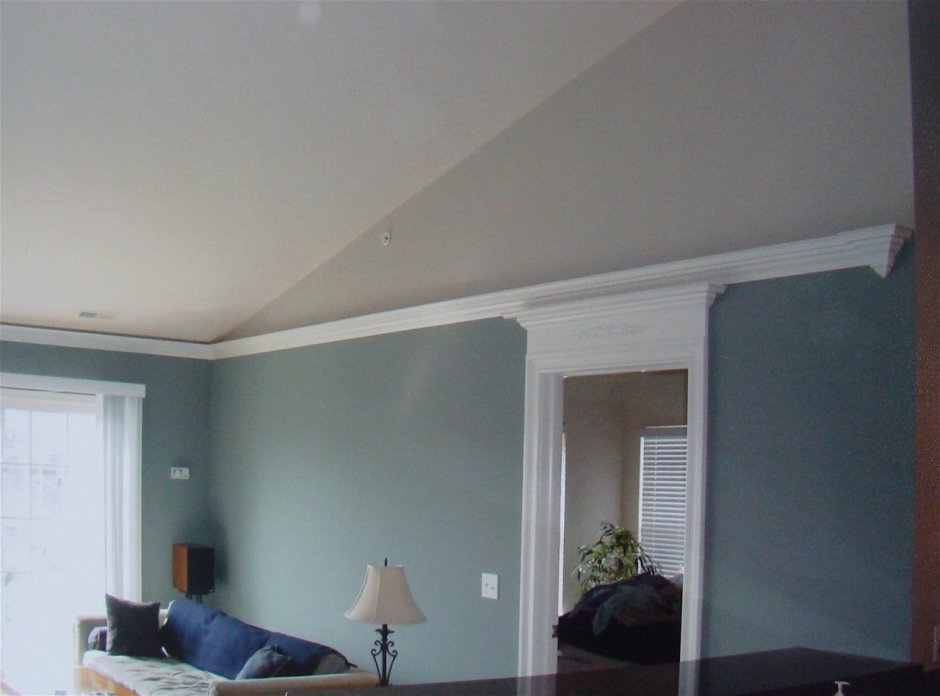 Потолочный плинтус на мансарде