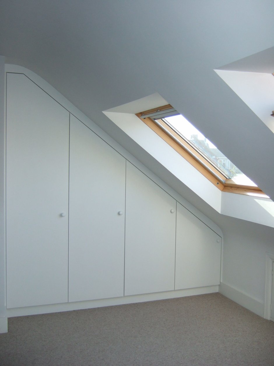 Потолочный плинтус в мансардной комнате