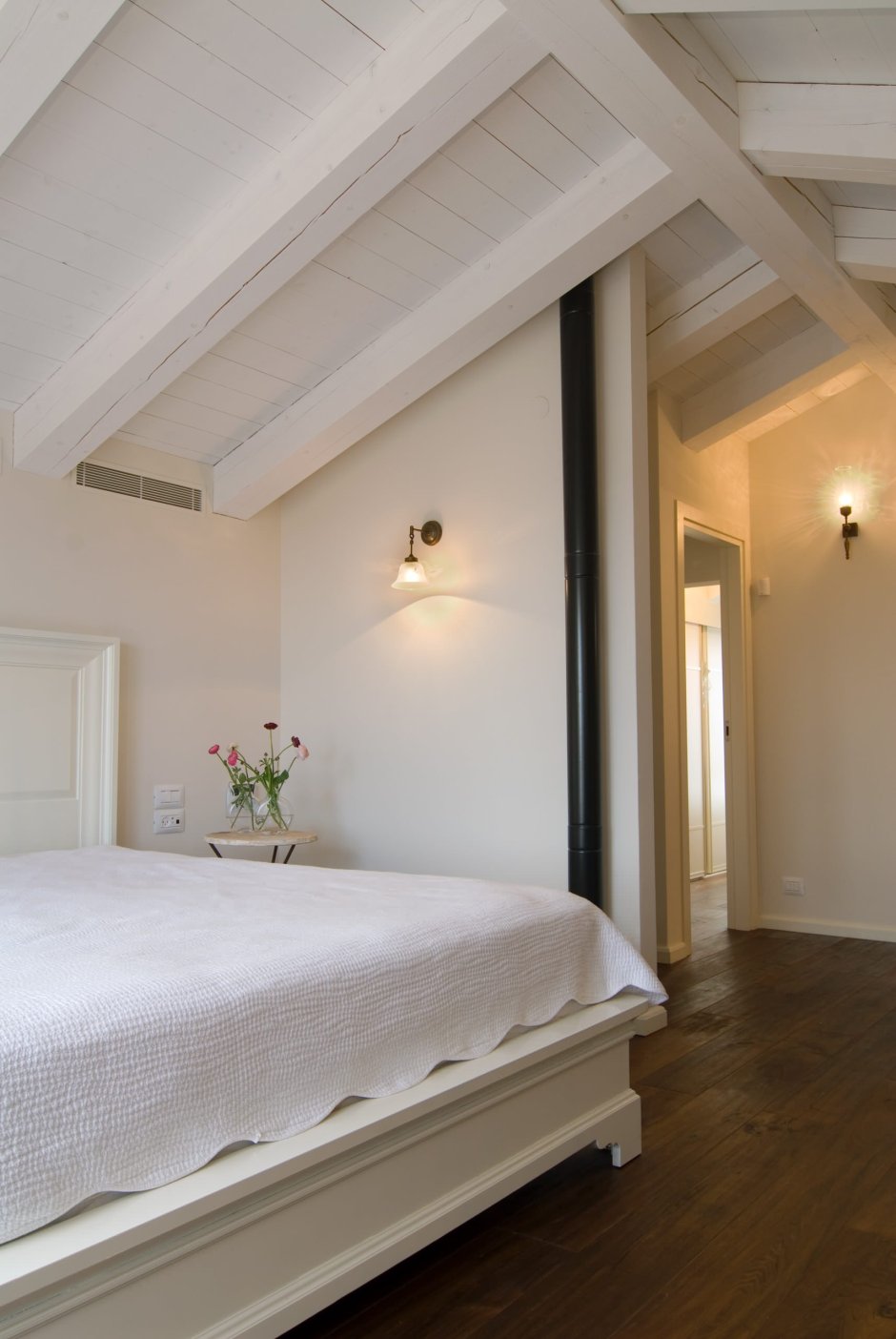 Спальня с балками на потолке