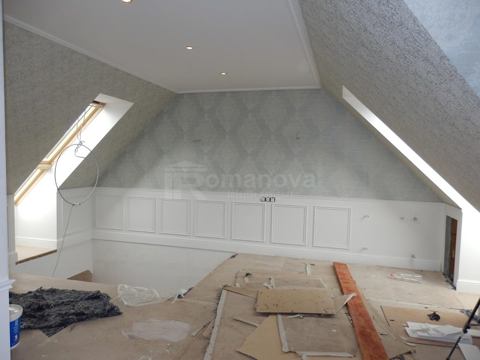 Потолочный плинтус на мансардном потолке