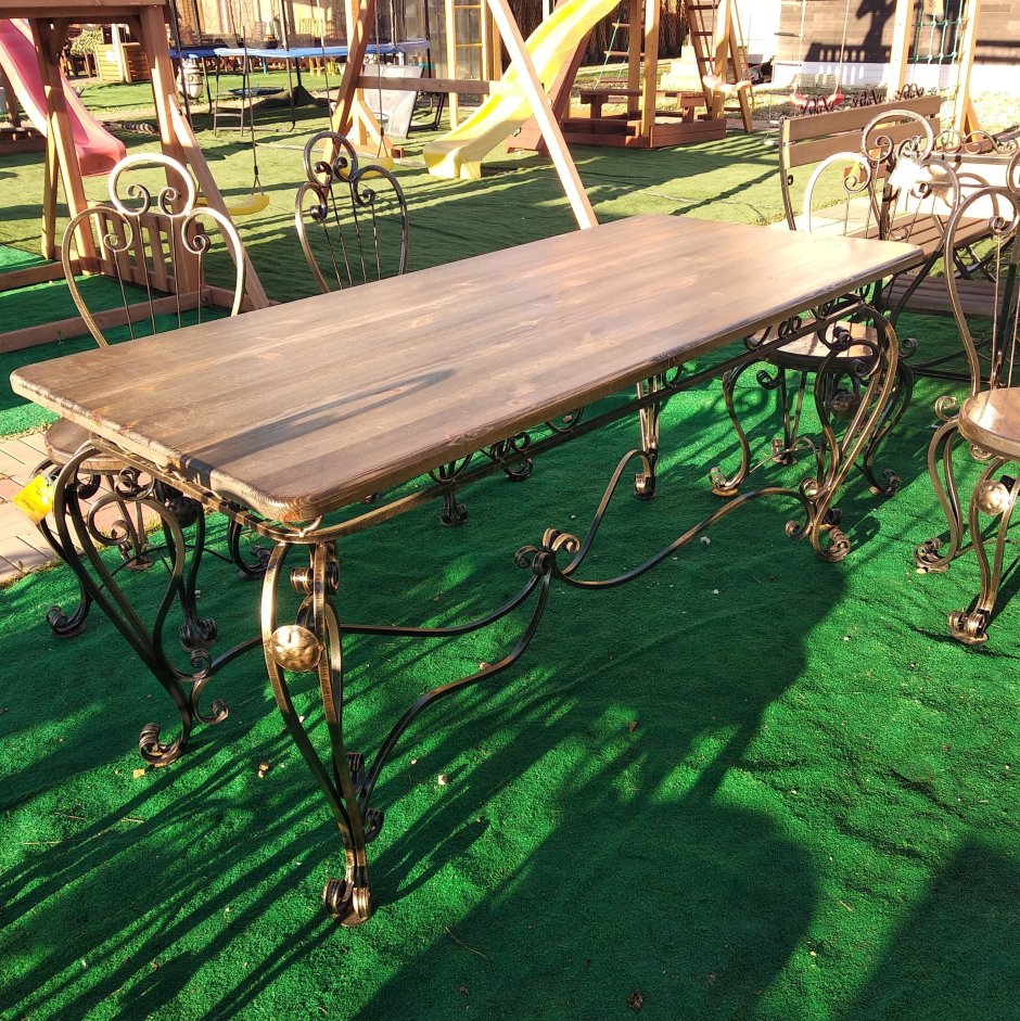 Кованый стол с дубовой столешницей