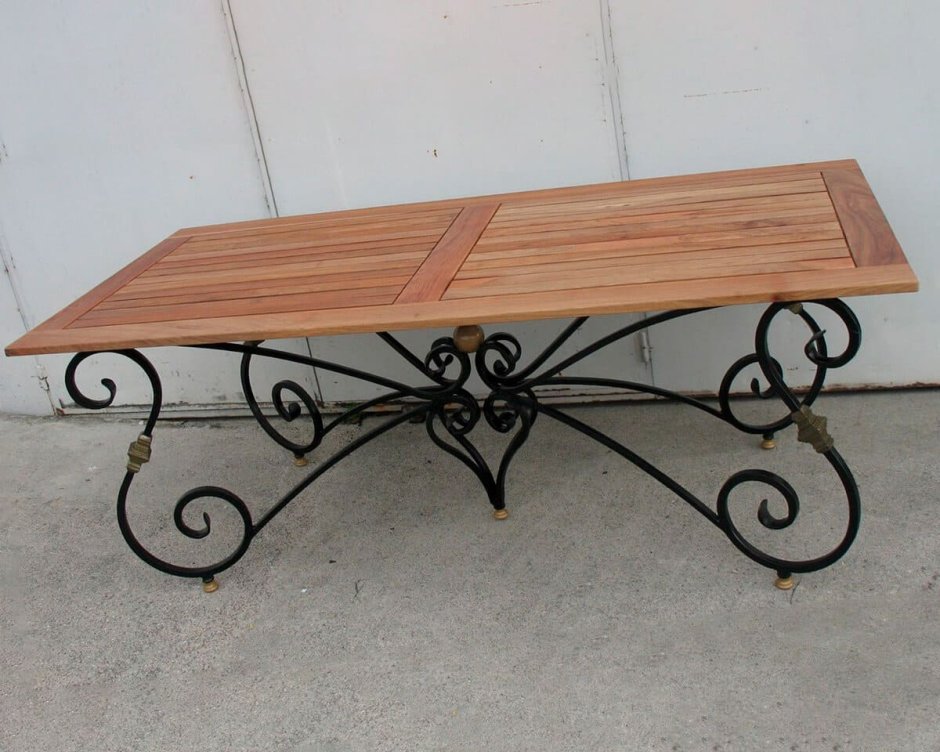 Кованый журнальный столик с деревянной столешницей из профтрубы