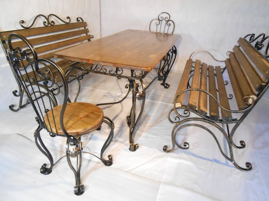 Кованый стол с деревянной столешницей для сада