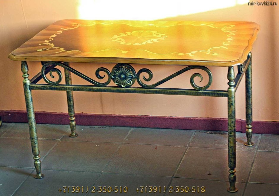 Кованый журнальный столик с деревянной столешницей