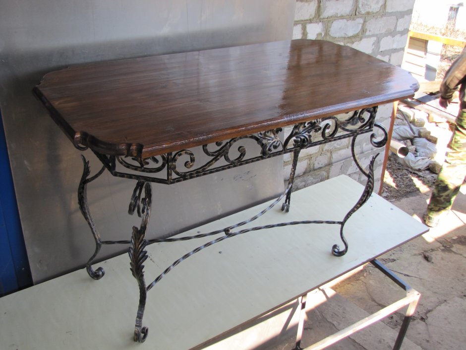 Деревянный стол с кованными элементами