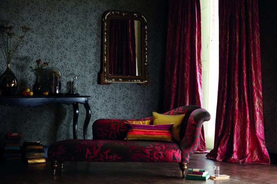 Комната с бордовыми диванами и золотом