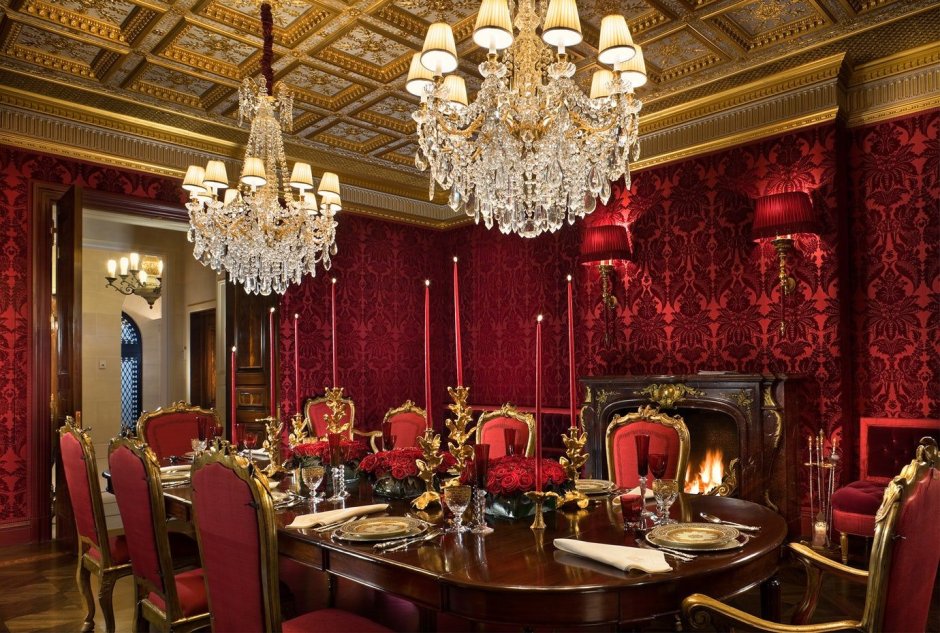 Бордовые обои в прихожей