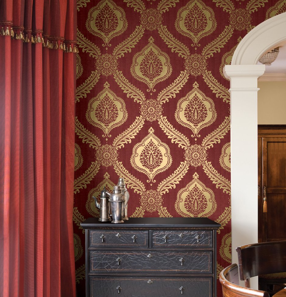 Гостиная в бордово золотом цвете