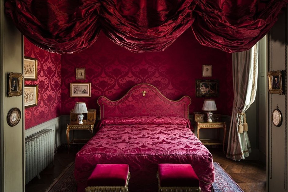 Интерьер спальни в бордовых тонах