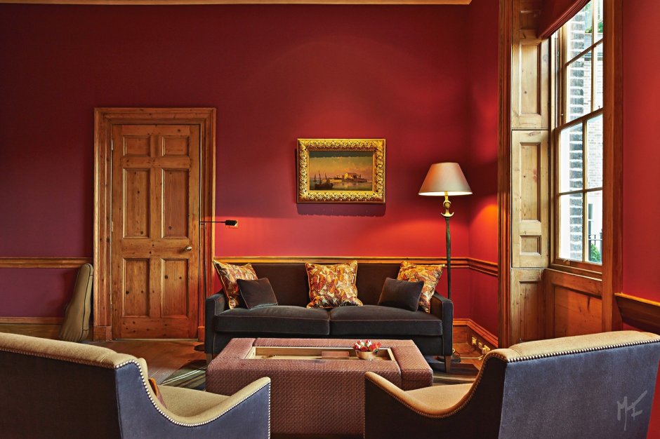 Бордовый и золотой в интерьере