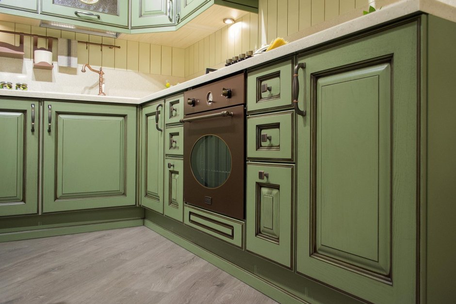 Коридор фисташкового цвета