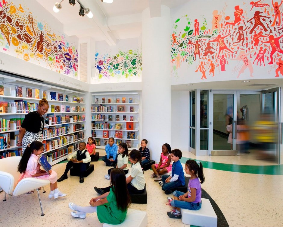 Девушка в книжном