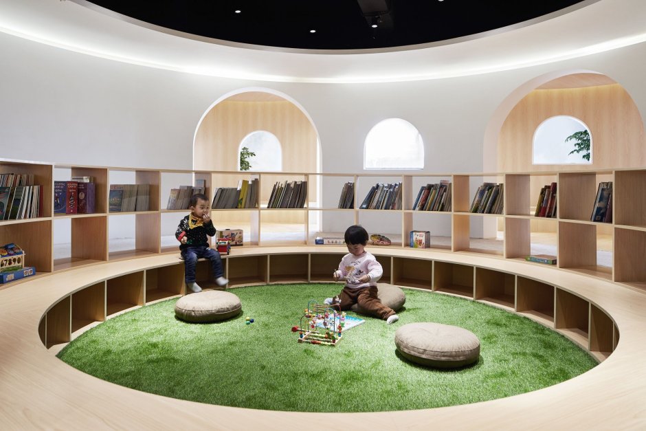 Летнее украшение библиотеки потолок