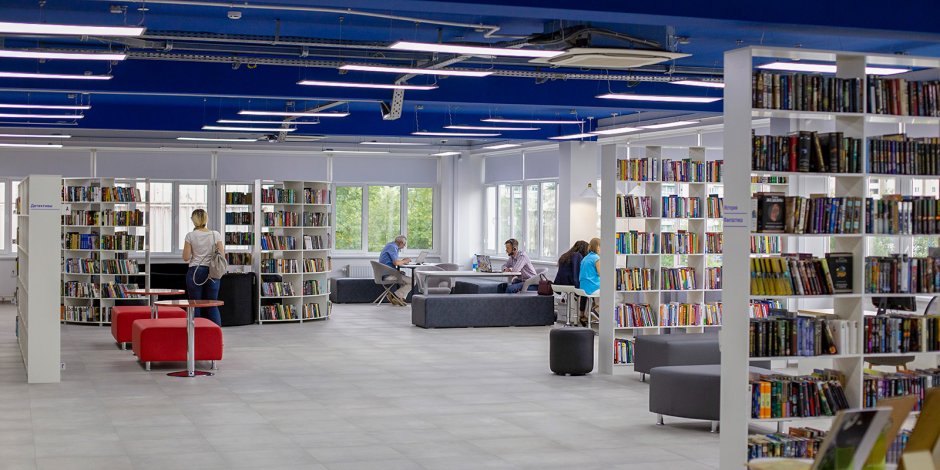 Стеллажи с книгами в библиотеке