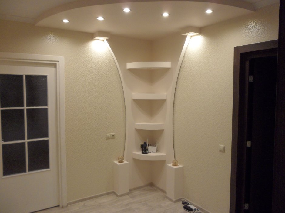 Многоуровневый потолок в коридоре