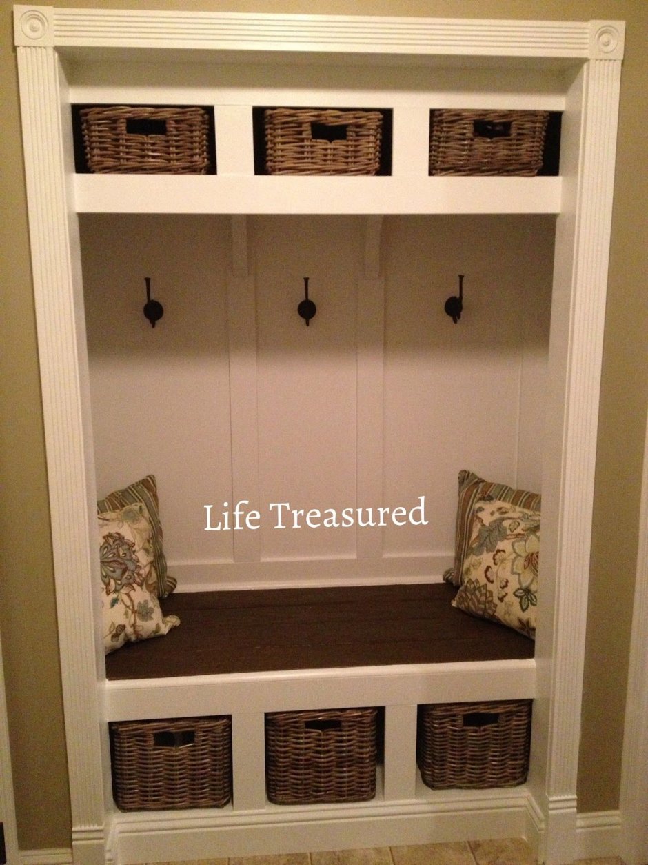 Прихожая с выступом в стене