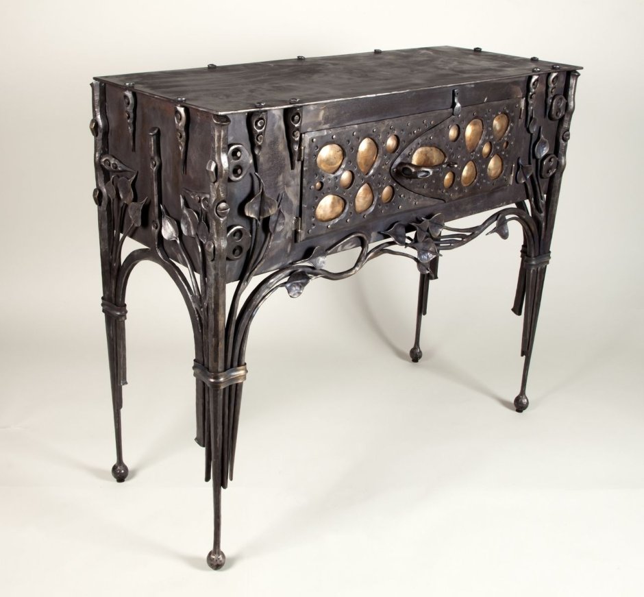 Готический письменный стол