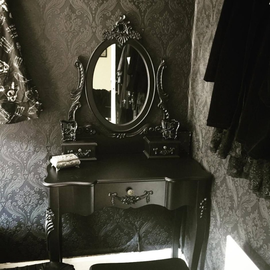 Столик в готическом стиле