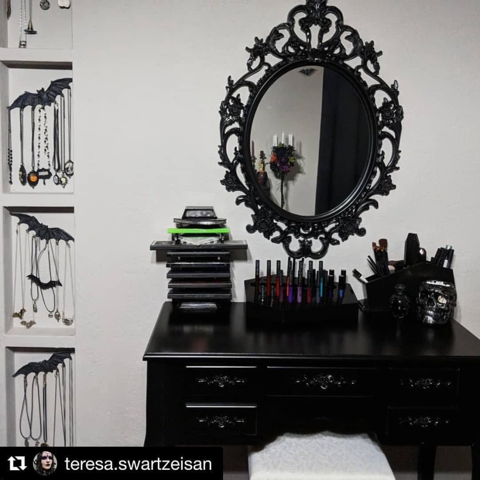 Туалетный столик в готическом стиле