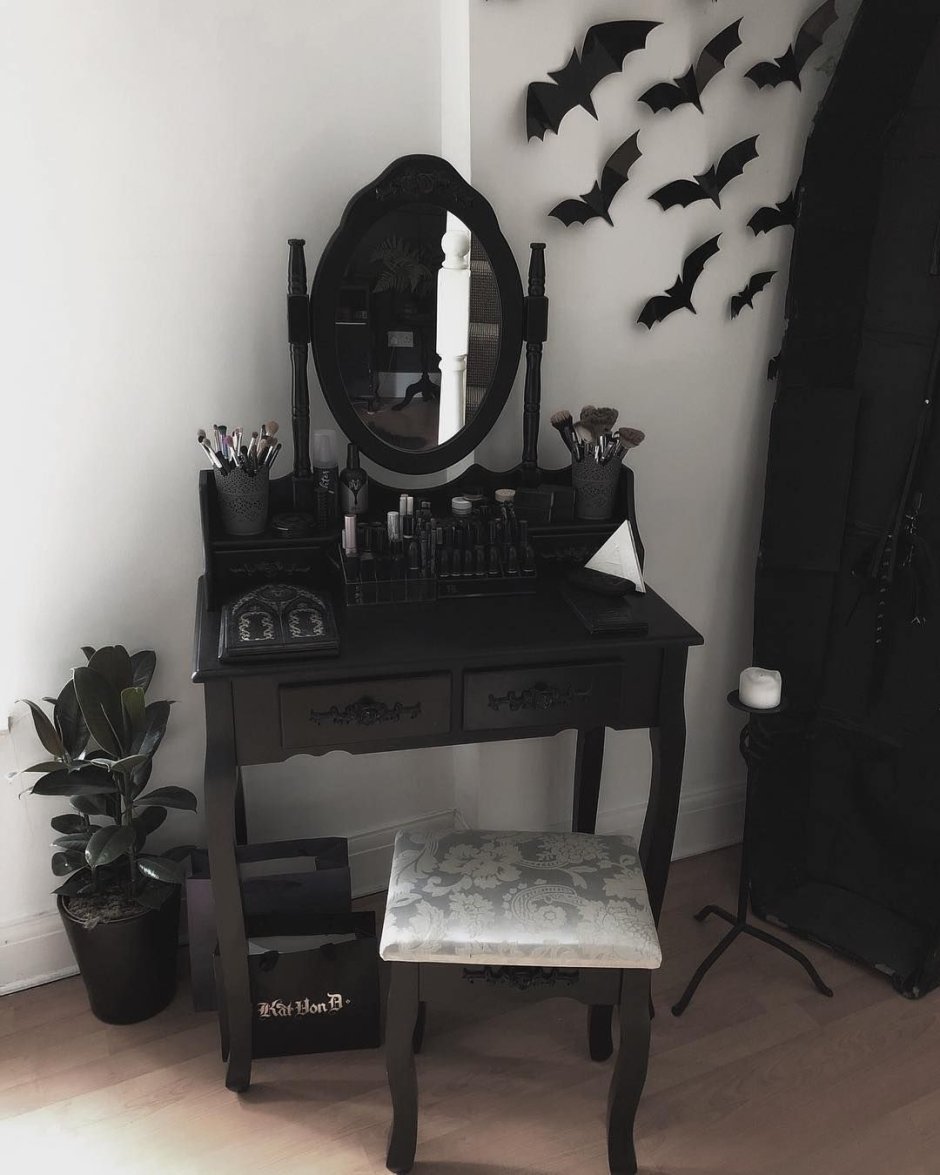 Готический туалетный столик