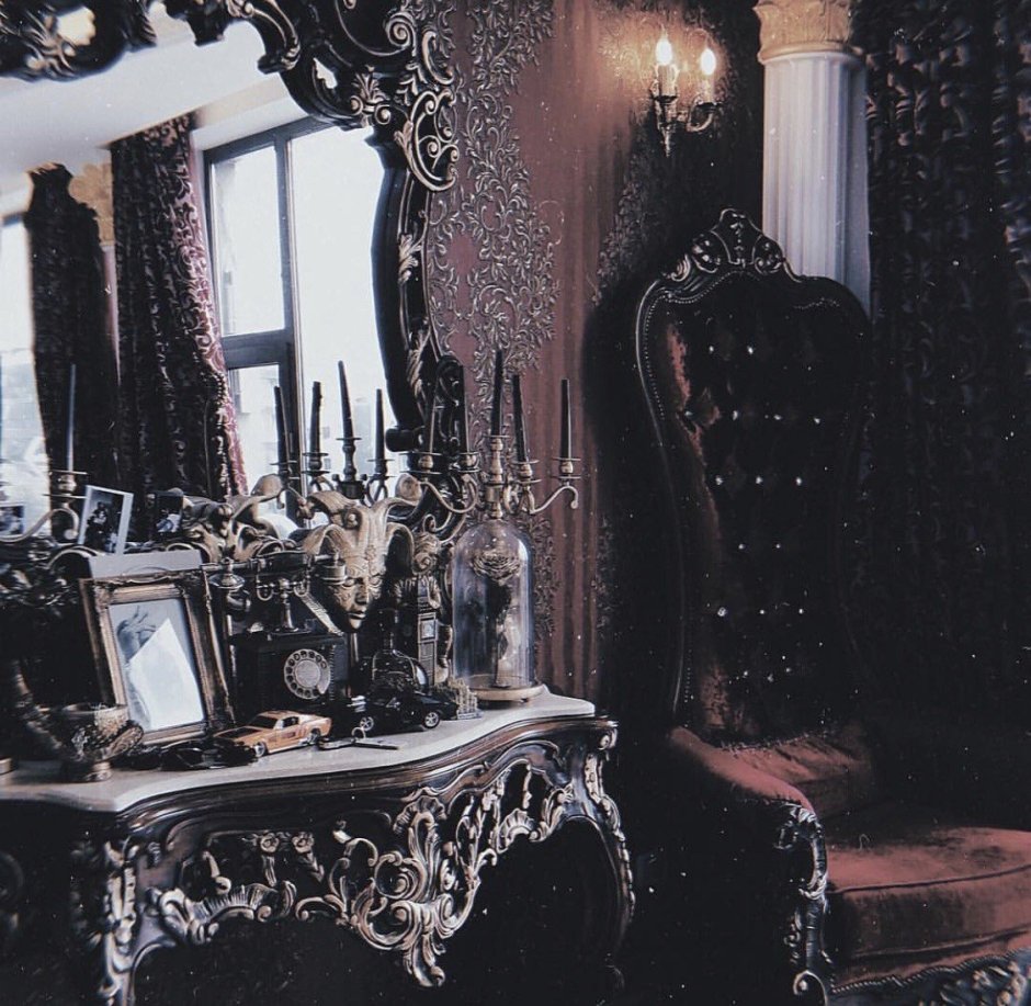 Обеденные столы в стиле Готика