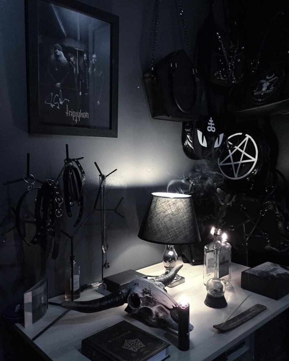 Столик Готический журнальный