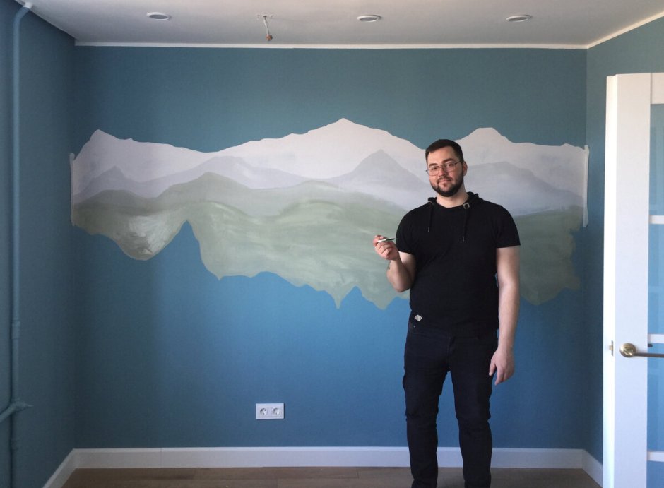 Горы на стене в интерьере краской