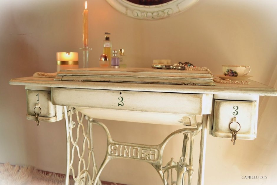 Швейная машинка Зингер задекорировать в туалетный столик