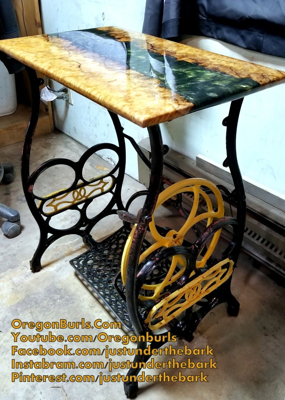 Швейный столик из дерева