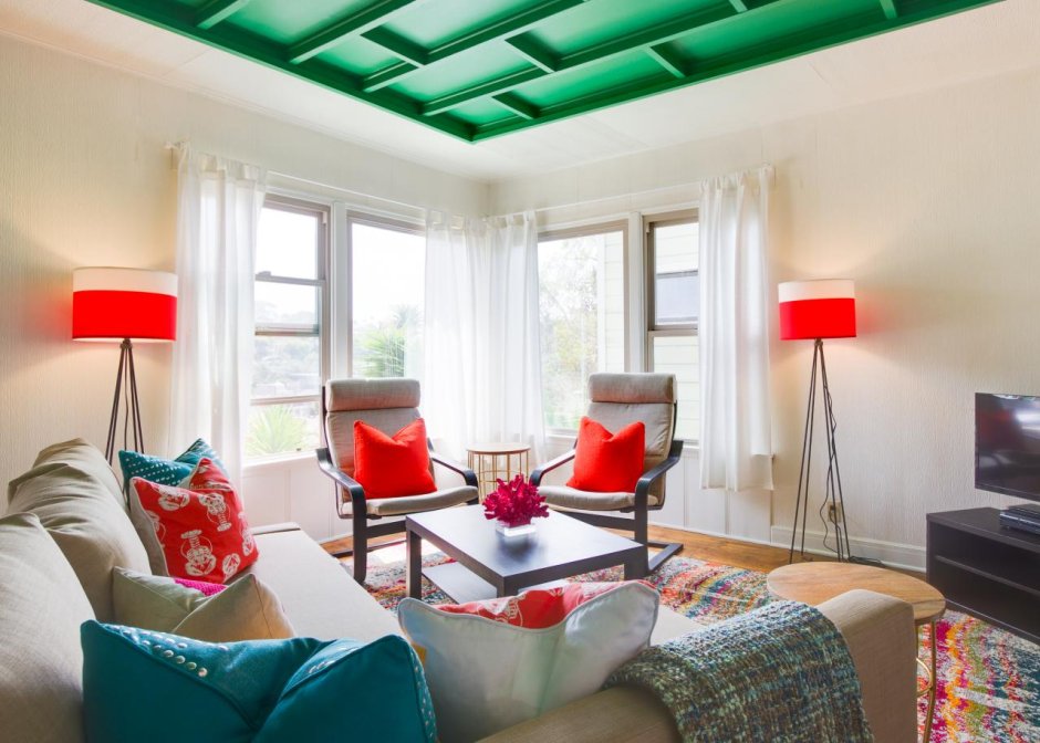 Зеленые стены и красный потолок