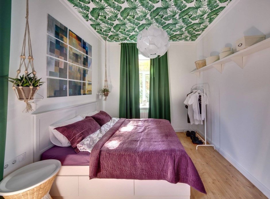 Цветной потолок в спальне