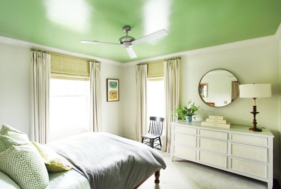 Зелёный потолок в спальне