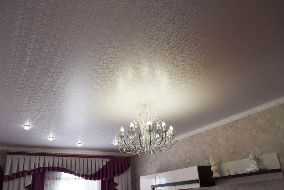 Натяжные потолки фактурные для зала
