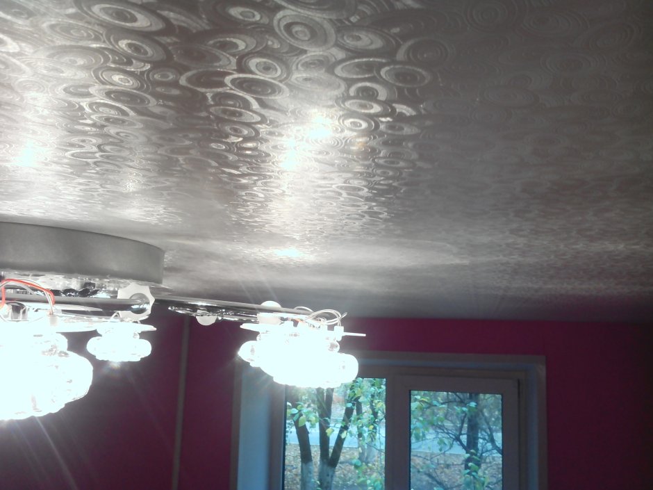 Перламутровый натяжной потолок