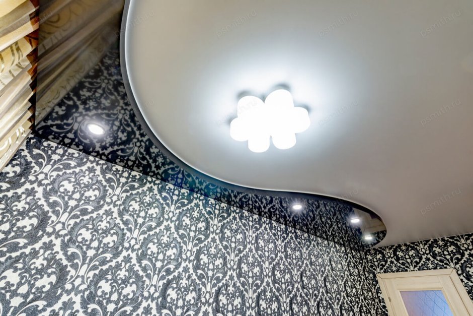 Натяжной потолок золотого цвета