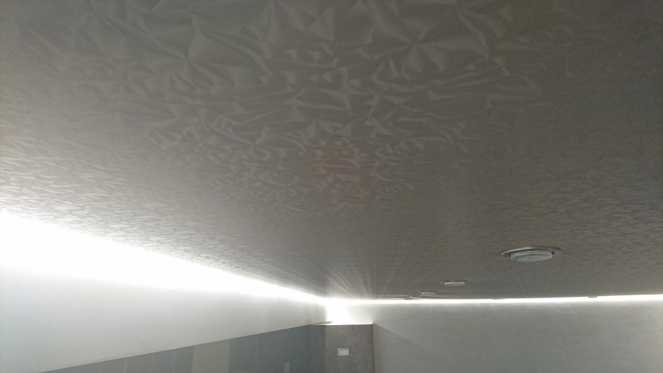 Матовый фактурный натяжной потолок