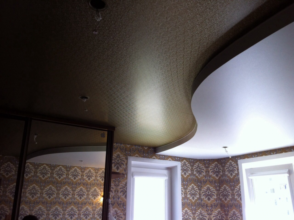 Натяжные потолки золотистого цвета